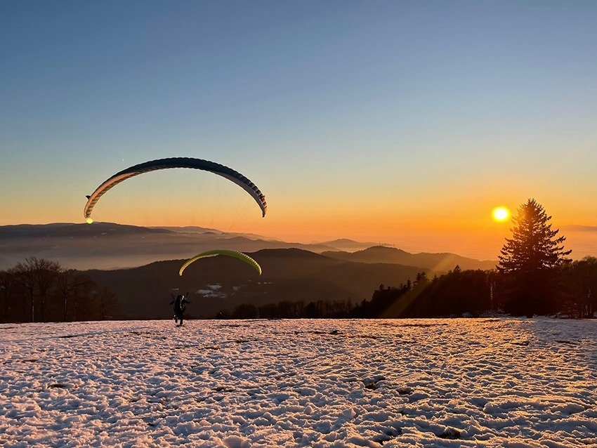 Wunderschöne Abendstimmung mit Sonnentiefstand bei winterlichen Bedingungen und Schnee